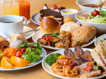 約30品ものお料理がブッフェ台に勢揃い。