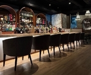 抜群のアクセス。ヨーロッパ系のリッチな印象漂う空間