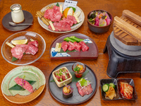 道産和牛を中心に、前菜や肉寿司も含めた多彩な肉料理を提供