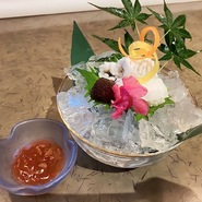 目の前で繰り広げられる華麗な職人技に、自然と会話も弾む