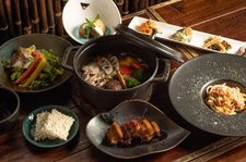 お客様の体質をチェックし、体質に合わせたがメイン料理と当店オススメの薬膳キーマカレーがついたコース