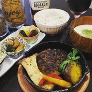 当店自慢の牛肉100%でヘルシーなハンバーグと季節の野菜を使ったお惣菜をお楽しみください