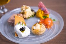 フレンチデリカテッセンとドリンク2杯がセットになった平日限定のお得なプランをお楽しみください。