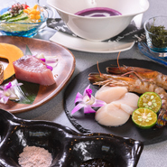新鮮な車エビならではのプリップリの食感と甘さを満喫できる『鉄板焼き　沖縄県産車エビ使用の海鮮コース』