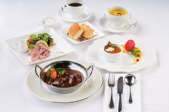 シェフ自慢の料理をコースで堪能。
昼間にお得に美味しいランチコースを。