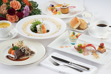 華やかなオードブルに始まり、魚料理・肉料理・デザートまで揃う贅沢なフルコースランチ。