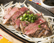 うちなんちゅはお肉が大好き！熱々の鉄板サーロインステーキは肉質のいい柔らかな赤身肉でボリューム良し！