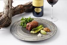 山梨のワイナリーから特別に取り寄せたブドウの樹で燻し、時間を掛けてローストした香り高い一品。