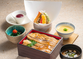 穴子をじっくり煮込み香ばしく焼き上げました。とろけるようなやわらかな身を特製たれでお楽しみください。