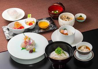 牡蠣や九絵などを贅沢に盛り込んだ、滋味豊かな会席。