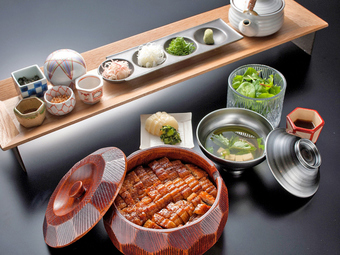 鰻を一度白焼きにして蒸したものを再び焼きあげる関東仕立ての蒲焼を敷き詰めたひつまぶし。