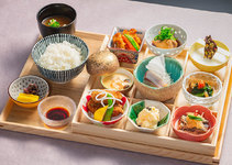 「雅庭」ならではの季節感にあふれた料理を9つの小鉢に色とりどり詰め合わせたお得なランチメニュー。