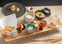 雅庭自慢のお料理を集めたランチ限定の月替わり特別御膳。
