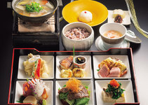 新春をお祝いする特別メニュー。贅を尽くした特別御膳でご提供します。