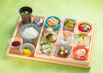 「雅庭」ならではの季節感にあふれた料理を9つの小鉢に色とりどり詰め合わせたお得なランチメニュー。