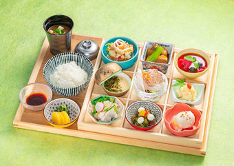 「雅庭」ならではの季節感にあふれた料理を9つの小鉢に色とりどり詰め合わせたお得なランチメニュー。