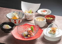 多彩な風味や食感の楽しさをご堪能いただける、趣向を凝らしたコース料理をご用意しました。