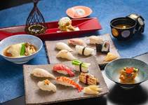厳選した海の幸と旬野菜を盛り込んだ鮨の会席。1月は河豚と寒平目の鮨をお楽しみください。