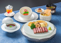 メインはブランド牛ステーキのサーロイン90gorフィレ70g。追加料金で魚貝の鉄板焼もお楽しみいただけます。