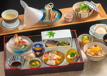 一の膳、二の膳、食事と甘味を楽しむミニ会席。