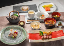 料理長がお勧めする雅庭（会席・鮨・鉄板）の味を堪能できる贅沢なコースです。