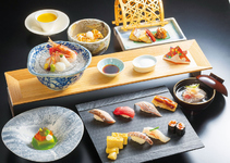 鮨職人が、その日最もおいしいネタを厳選した握り鮨七貫のコース料理をお楽しみください。