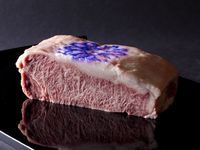 神戸が誇るブランド牛「神戸牛」を神戸発祥の鉄板焼スタイルで堪能する贅沢なディナー