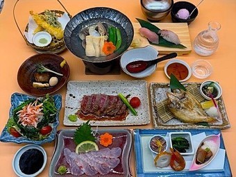 山陰鮮魚・島根和牛・山陰のどくろ・奥出雲ポーク・しじみも入って山陰を堪能できます。(地酒飲み放題付き)