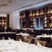 料理やワインを楽しむ大人のための空間