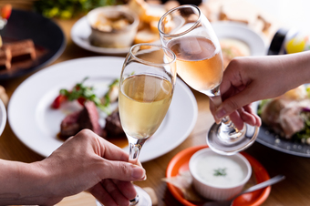 ｢生ハム｣や｢自家製ピッツァ｣などワインに合う料理の他､大人気｢チキングリル｣も入ったコース♪