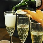 約50種の厳選ドリンクが飲み放題！生ビール付きでお得に宴会をお楽しみください♪