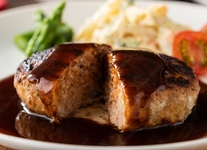 こだわりの和牛を贅沢にハンバーグにしました！　1名様￥4200（税込）のお値打ちセットです！