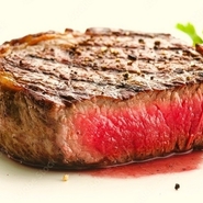 黒毛和牛のフィレ肉を自慢の鉄板で焼き上げます！　1名様￥7200（税込）のセットです！