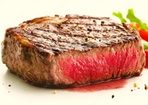 黒毛和牛のフィレ肉を自慢の鉄板で焼き上げます！　1名様￥7200（税込）のセットです！