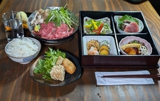 和牛のとろけるような味わいの特別コースです。
松花堂でご用意。
特別な会食時にお使いください。