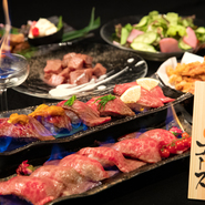 「熱熱鉄板サイコロステーキ」と「焔立つ肉寿司」がメインのコースです。＋980円で2時間飲み放題