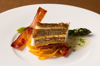 魚とお肉Wメインのお任せコース！
内容は毎日入荷する旬の食材でご用意となります。
ご了承下さいませ。