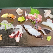 おまかせコースのみとなっております。当日の仕入れにより内容が変わります日替わりとなっております。