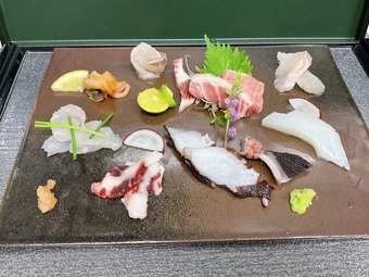 おまかせコースのみとなっております。当日の仕入れにより内容が変わります日替わりとなっております。