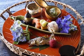 お顔合わせ、会食、接待など様々なご利用にご活用いただけます。