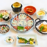 まさにド定番の鉄板ふぐコースです。４大ふぐ料理「刺身」「唐揚げ」「握り」「鍋」をご堪能いただけます。