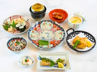 まさにド定番の鉄板ふぐコースです。４大ふぐ料理「刺身」「唐揚げ」「握り」「鍋」をご堪能いただけます。