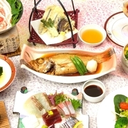 まさにド定番の鉄板ふぐコースです。４大ふぐ料理「刺身」「唐揚げ」「握り」「鍋」をご堪能いただけます。
