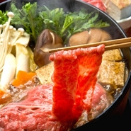 海人の腕利き職人が手掛けるシンプルなすき焼きコースです。シンプルなだけに細部にこだわりあり。