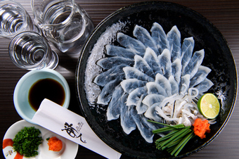 気心知れた仲間と語り合い、美味と美酒に舌鼓を打つ