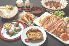 当店水槽に入っている、新鮮な活蟹だからこそ召し上がれるプリプリの＜花咲く 蟹刺し＞をご堪能下さい。