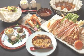 当店水槽に入っている、新鮮な活蟹だからこそ召し上がれるプリプリの＜花咲く 蟹刺し＞をご堪能下さい。