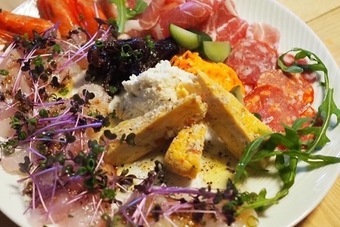 定番Aコースはメイン(豚か鶏料理)までついた人気コース※デザートは+500円でつけることも可能です