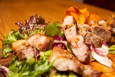 Bコースはピザもメイン(岩中豚)もついた人気コース※デザートは+500円でつけることも可能です