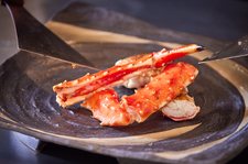 北海道産の魚介や蟹、目の前で豪快に焼き上げる道産黒毛和牛